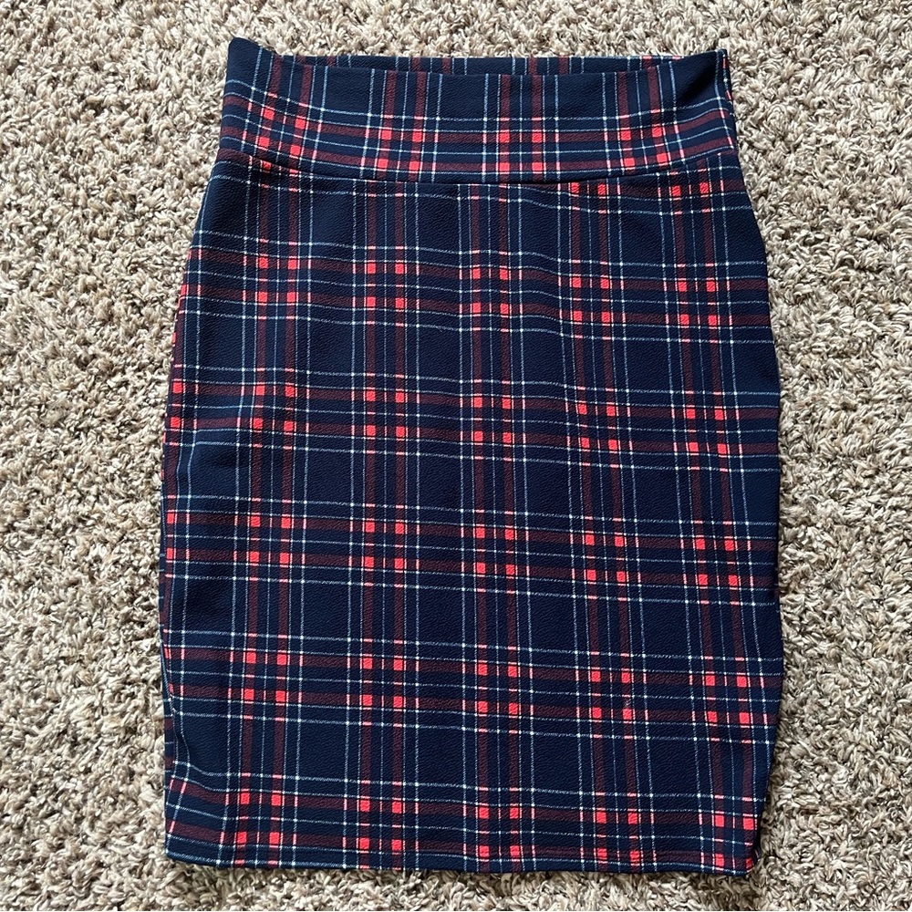 Plaid pencil skirt, stretchy and flattering
